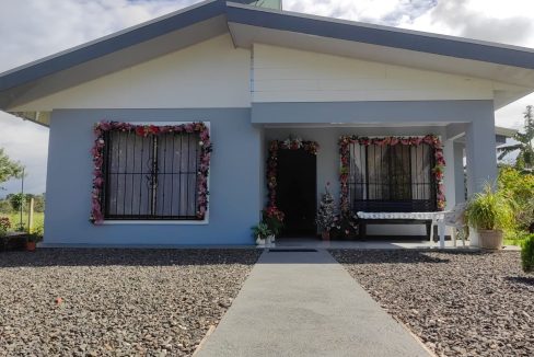 ACOGEDORA CASA CON TERRENO de 2Ha